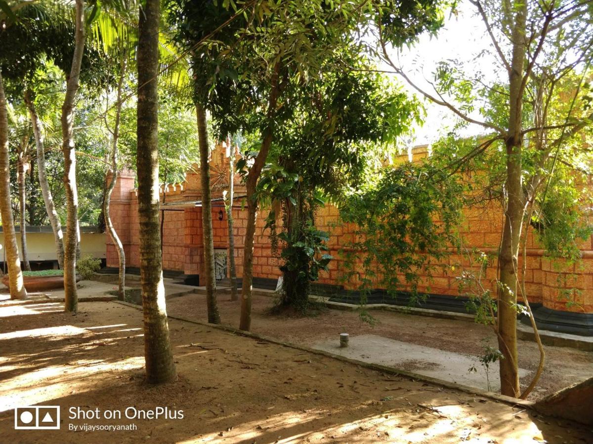 Kalpadiyil Hotel Balarampuram Luaran gambar