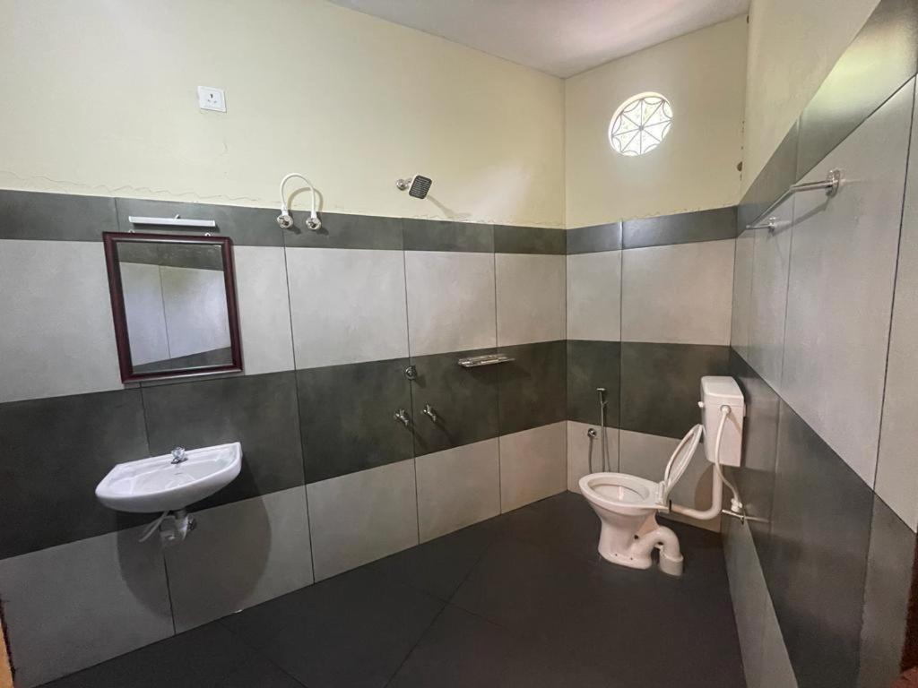 Kalpadiyil Hotel Balarampuram Luaran gambar